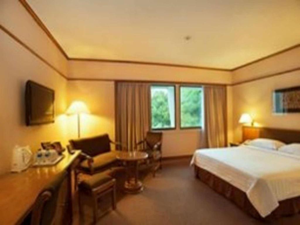 Elmi Hotel 4*